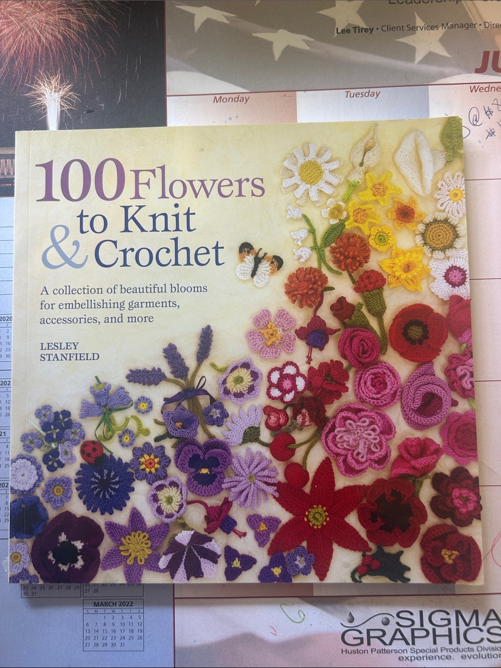 Lesley Stanfield 100 Flowers to Knit & Crochet - EUC/like new